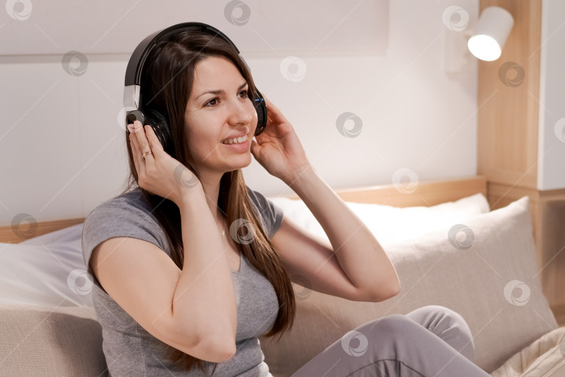 Скачать Женщина в наушниках и улыбается фотосток Ozero