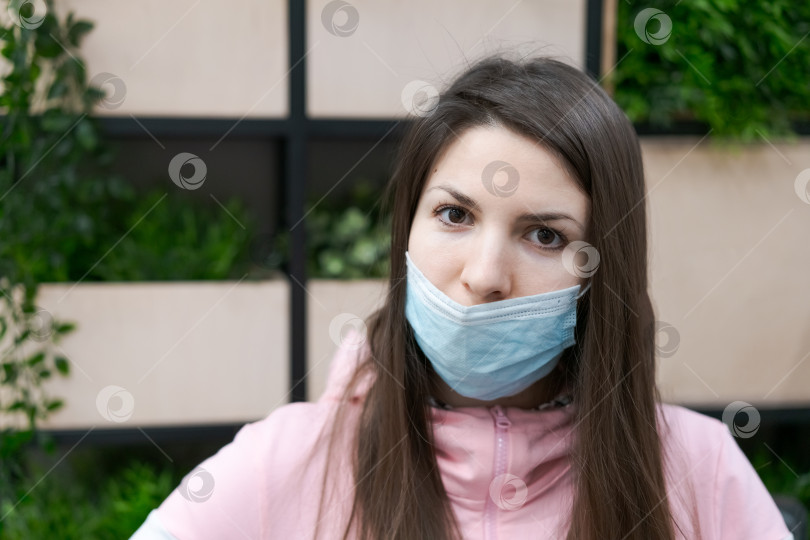 Скачать Женщина в маске и розовой куртке фотосток Ozero