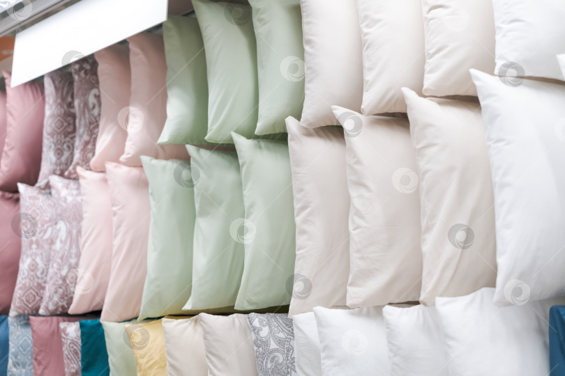 Скачать Выставка подушек в магазине с разнообразными цветами и узорами фотосток Ozero