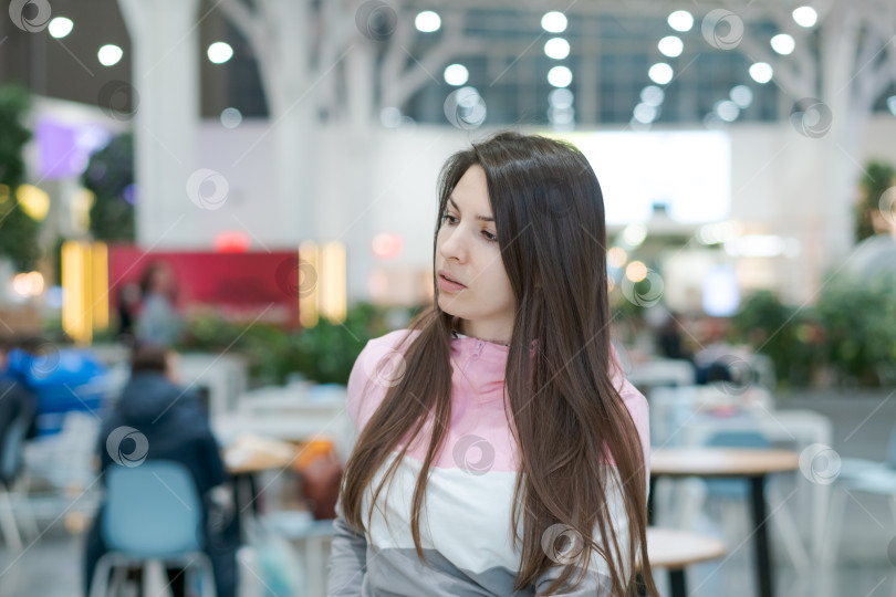 Скачать Женщина с длинными каштановыми волосами стоит в ресторане фотосток Ozero