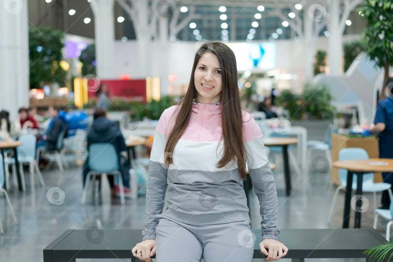 Скачать Женщина сидит на столе в ресторане фотосток Ozero