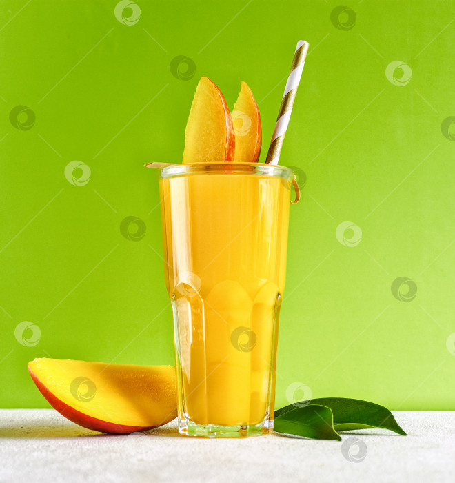 Скачать Сок манго в стакане. фотосток Ozero