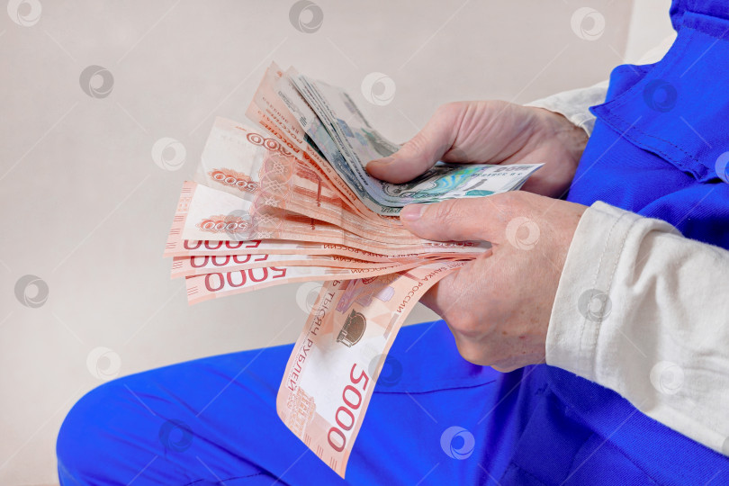 Скачать Заделывают рабочие руки деньгами. фотосток Ozero