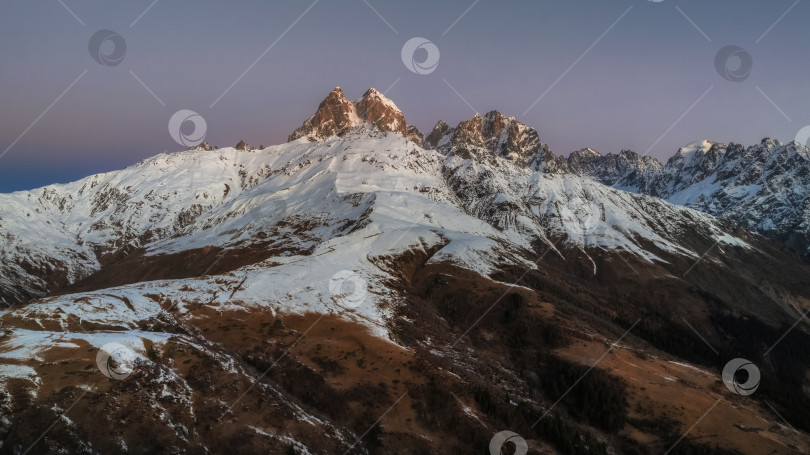 Скачать Живописный вид на рассвете Ушба - суровая гора в Грузии фотосток Ozero