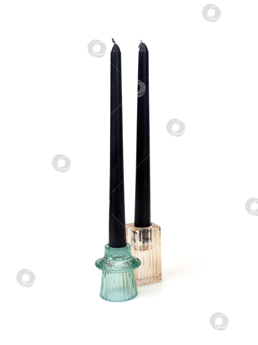 Скачать Пара черных свечей в современных стеклянных подсвечниках: текстурированные золото и зелень выделены на белом фоне, вырез готов. Чрезвычайно высокое разрешение фотосток Ozero
