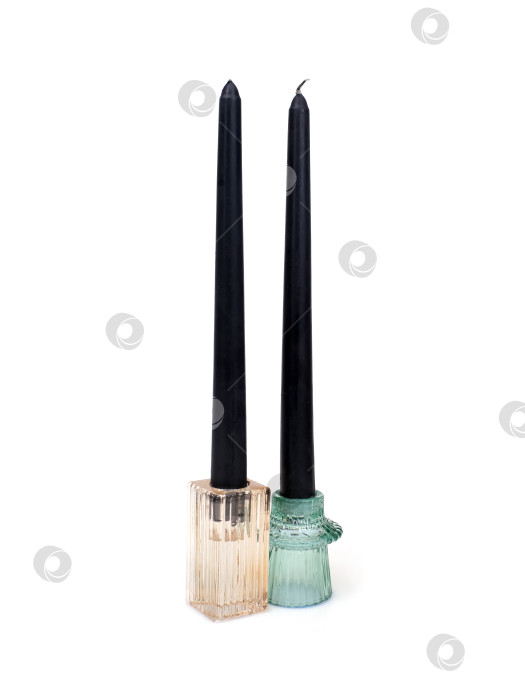 Скачать Пара черных свечей в современных стеклянных подсвечниках: текстурированные золото и зелень выделены на белом фоне, вырез готов. Чрезвычайно высокое разрешение фотосток Ozero
