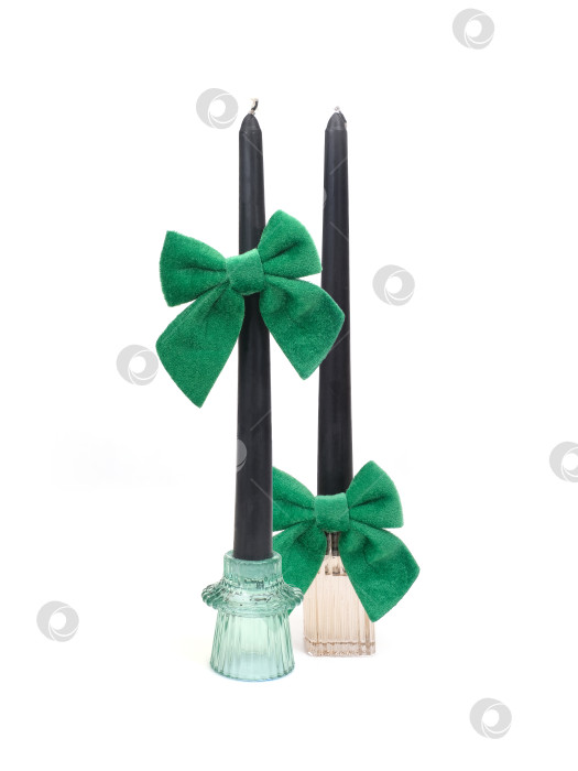 Скачать Черная свеча с зеленым бархатным бантом в текстурированном стеклянном подсвечнике, выделенная на белом фоне, готова к вырезанию. Чрезвычайно высокое разрешение фотосток Ozero