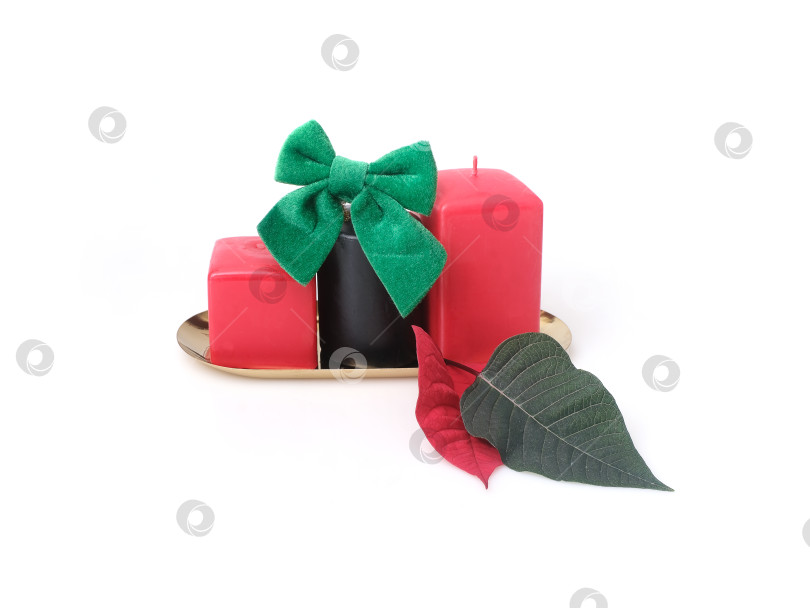 Скачать Набор рождественских свечей с зеленым бархатным бантом и листьями пуансеттии на белом фоне, готов к вырезанию. Чрезвычайно высокое разрешение фотосток Ozero