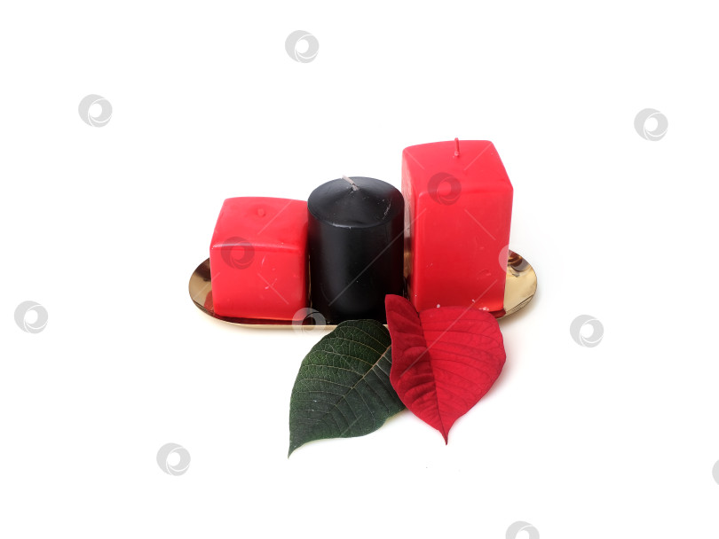 Скачать Набор рождественских свечей с листьями пуансеттии, выделенными на белом фоне, готов к вырезанию. Чрезвычайно высокое разрешение фотосток Ozero