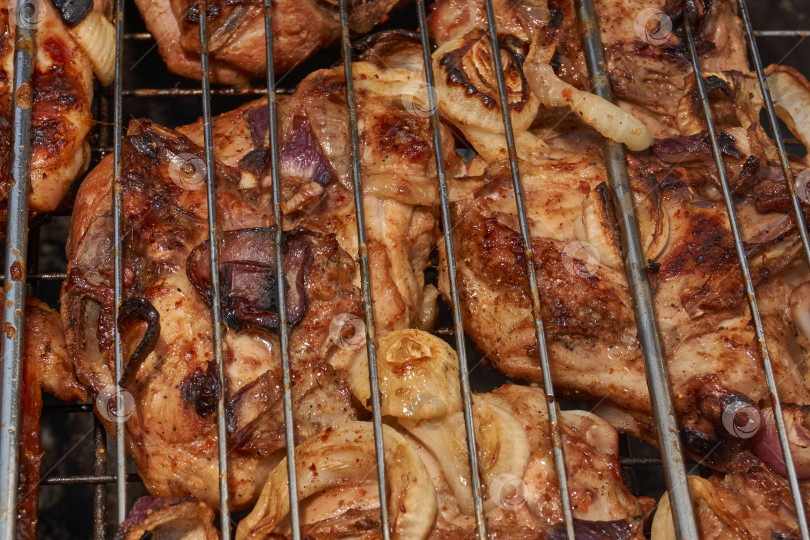Скачать Кусочки курицы с золотистой корочкой обжариваются на гриле над углями. фотосток Ozero