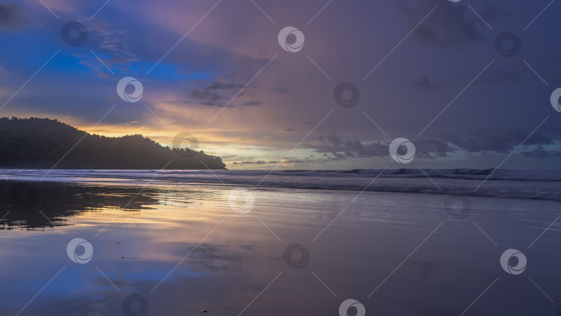 Скачать Красивый красочный закат на берегу океана. Розовые облака на голубом небе. фотосток Ozero