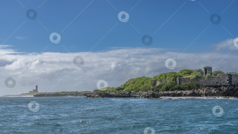 Скачать На острове в океане видны полуразрушенные каменные стены старой тюрьмы фотосток Ozero