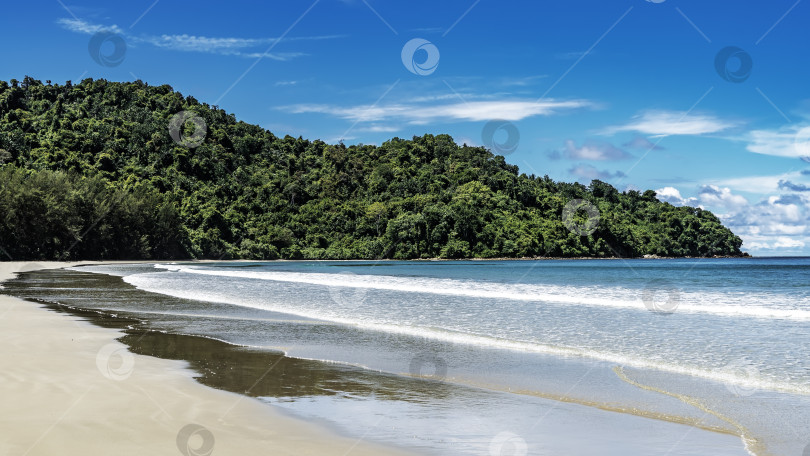 Скачать Безмятежный морской пейзаж. Солнечный летний день. фотосток Ozero
