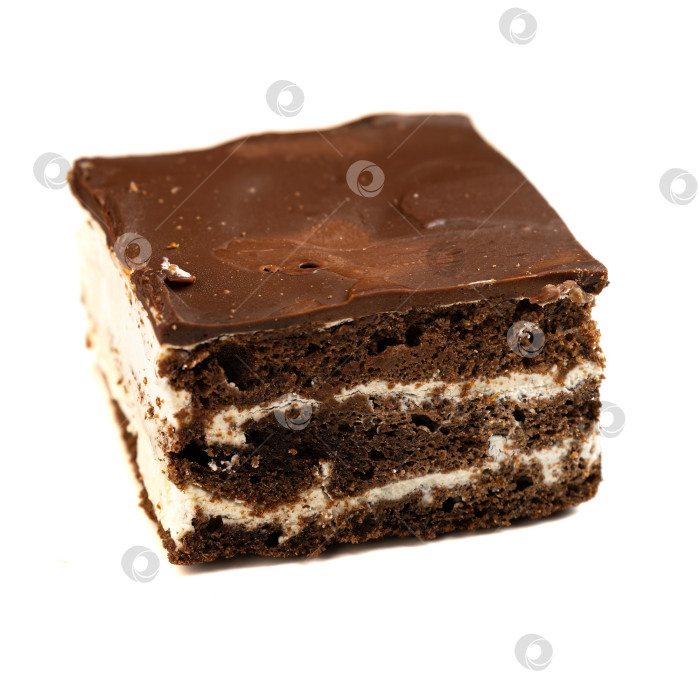 Скачать Кусочек шоколадного торта без глютена и сахара с выделенными слоями крема на белом фоне. Низкокалорийный полезный десерт для диетического и здорового питания. фотосток Ozero