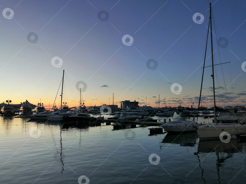 Скачать Яхты в порту на закате фотосток Ozero