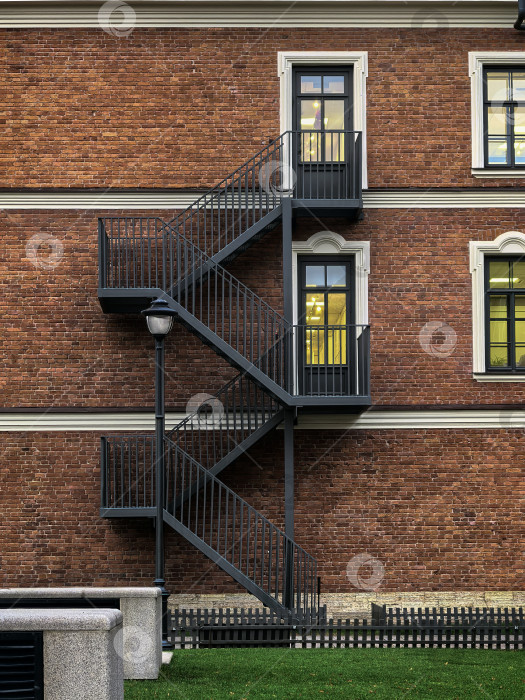 Скачать Санкт-Петербург, Россия - 17 декабря 2025 года. Кирпичное здание с металлической пожарной лестницей. Снимок сделан на смартфон фотосток Ozero