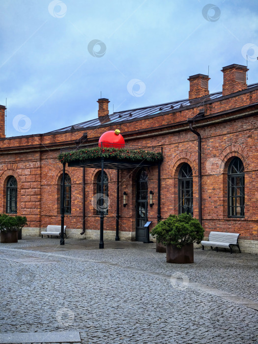 Скачать Санкт-Петербург, Россия - 17 декабря 2025 года. Старинное здание из красного кирпича с праздничным оформлением. фотосток Ozero