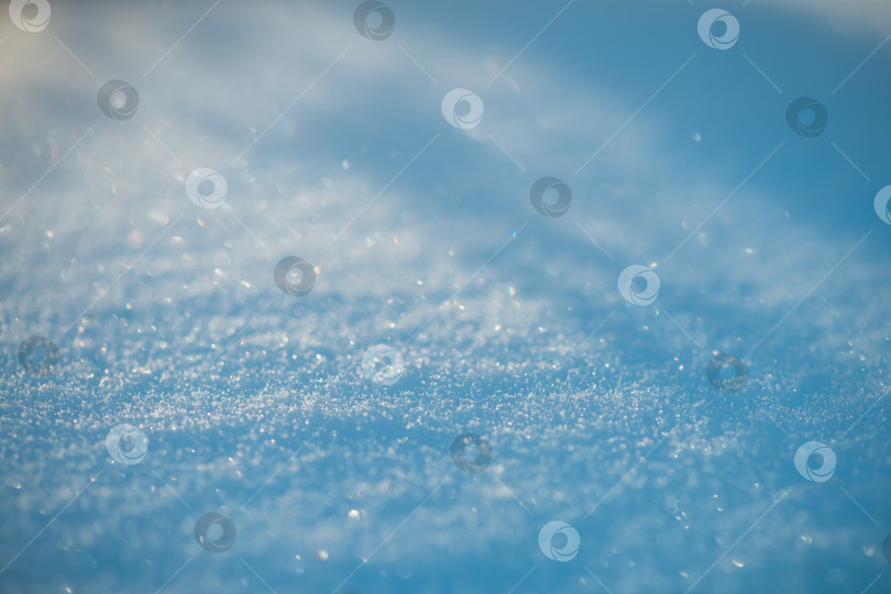 Скачать Свежевыпавший снег создает яркий зимний фон с бесчисленными сверкающими кристаллами, отражающими солнечный свет, образуя холодную абстрактную текстуру для сезонных дизайнов фотосток Ozero