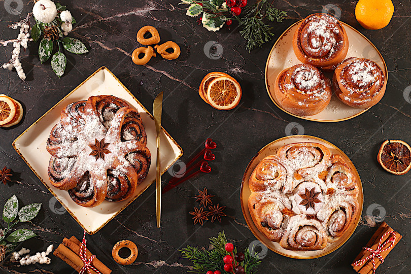 Скачать Баннер для праздничной кухни. Концепция для праздничной выпечки, сезонных угощений и рекламы меню кафе и ресторанов. штоллены, рулеты, пироги или булочки с орехами, корицей, клюквой, маком, фотосток Ozero
