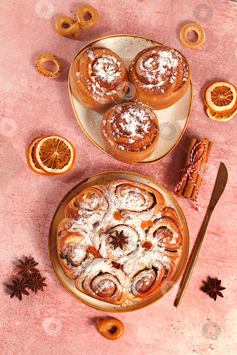 Скачать Яблочные пироги, булочки, кексы с яблоками, корицей, маком, клюквой и яичным ликером.вкусный домашний десерт, праздничное оформление кухни. Концепция праздничной выпечки, сезонные угощения фотосток Ozero