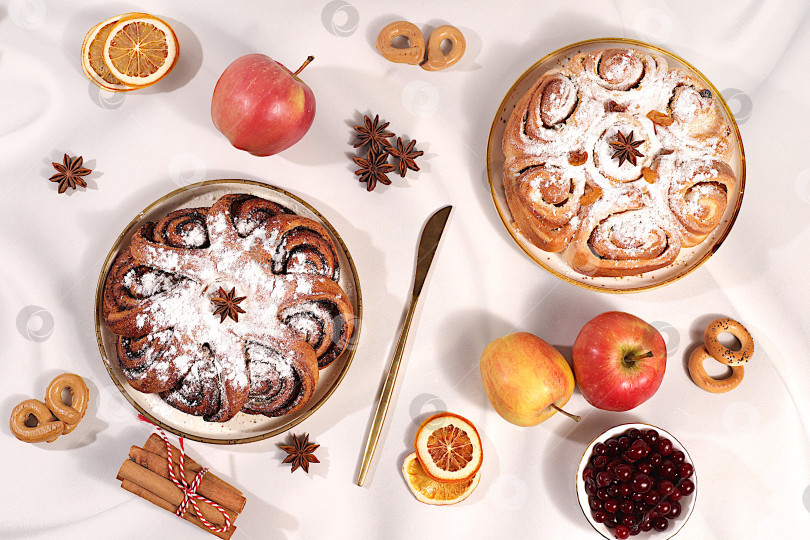 Скачать Яблочные пироги и кексы с орехами, корицей, маком, клюквой и яичным ликером.Домашний зимний десерт, баннер праздничной кухни. Концепция праздничной выпечки, фотосток Ozero