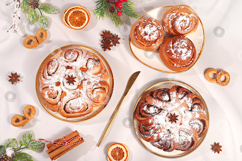 Скачать Баннер для праздничной кухни. Концепция для праздничной выпечки, сезонных угощений и рекламы меню кафе и ресторанов. штоллены, рулеты, пироги или булочки с орехами, корицей, клюквой, маком, фотосток Ozero