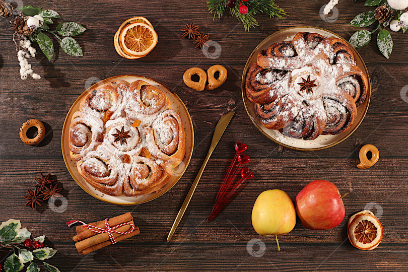 Скачать Яблочные пироги и кексы с орехами, корицей, маком, клюквой и яичным ликером.Домашний зимний десерт, баннер праздничной кухни. Концепция праздничной выпечки, фотосток Ozero