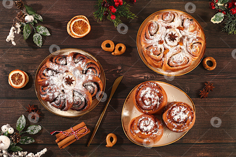 Скачать Домашние зимние десерты, штоллены, рулеты, пироги или булочки с орехами, корицей, клюквой, маком и яичным ликером. Баннер праздничной кухни. Концепция праздничной выпечки и сезонных угощений, фотосток Ozero