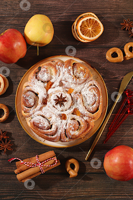 Скачать Яблочные пироги и кексы с орехами, корицей, маком, клюквой и яичным ликером.Домашний зимний десерт, баннер праздничной кухни. Концепция праздничной выпечки, фотосток Ozero