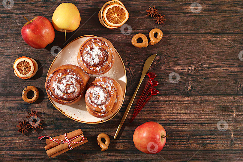 Скачать Булочки или кексы с орехами, корицей, маком и яблоками, а также яичным ликером.Баннер праздничной кухни. Концепция праздничной выпечки, сезонные угощения и реклама кафе, меню ресторанов. фотосток Ozero