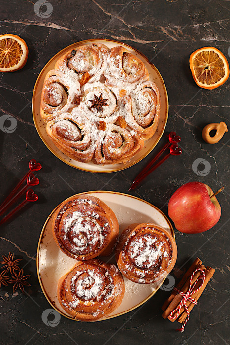 Скачать Яблочные пироги, булочки, кексы с яблоками, корицей, маком, клюквой и яичным ликером.Домашний зимний десерт, баннер праздничной кухни. Концепция праздничной выпечки, сезонные угощения фотосток Ozero