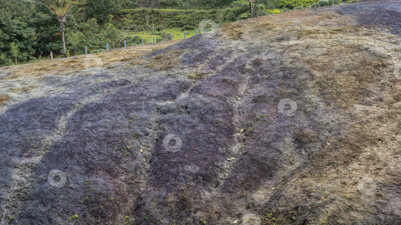 Скачать Уникальные красочные земли. Поверхность разноцветного песчаного холма с бороздами фотосток Ozero