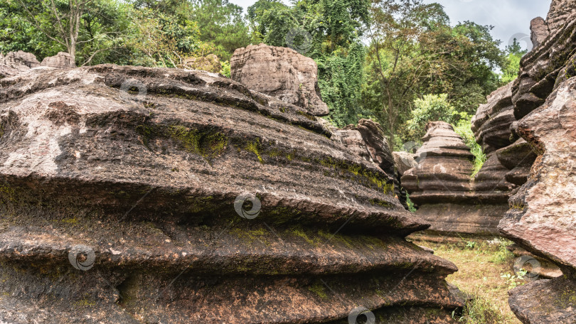 Скачать Необычные красно-коричневые карстовые породы. Причудливые очертания, слоистая структура фотосток Ozero