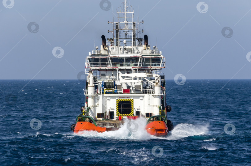 Скачать Морской буксир в открытом море фотосток Ozero