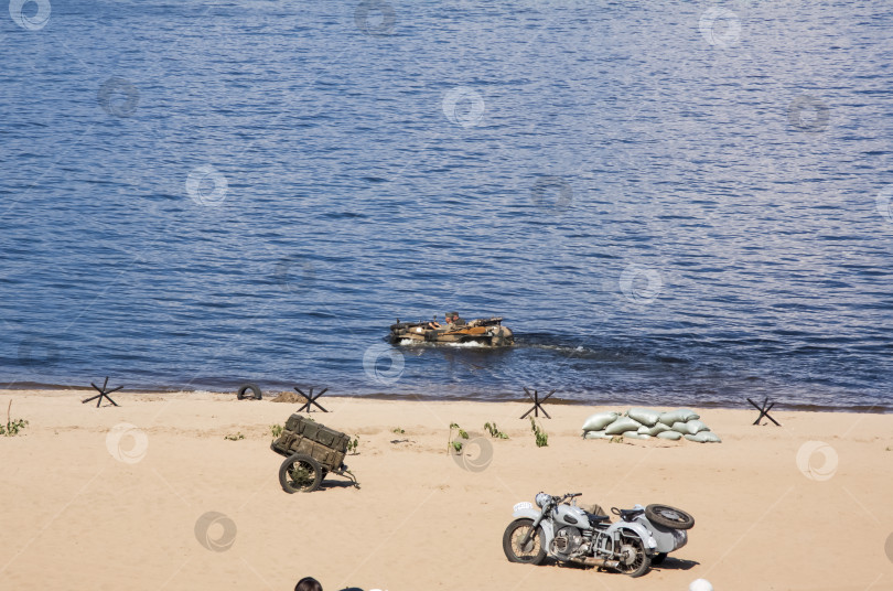 Скачать Самара, Россия, 2016-07-31, Праздник Военно-морского флота. Показ военной техники в действии. Реконструкция боевых действий на реке Волга. фотосток Ozero