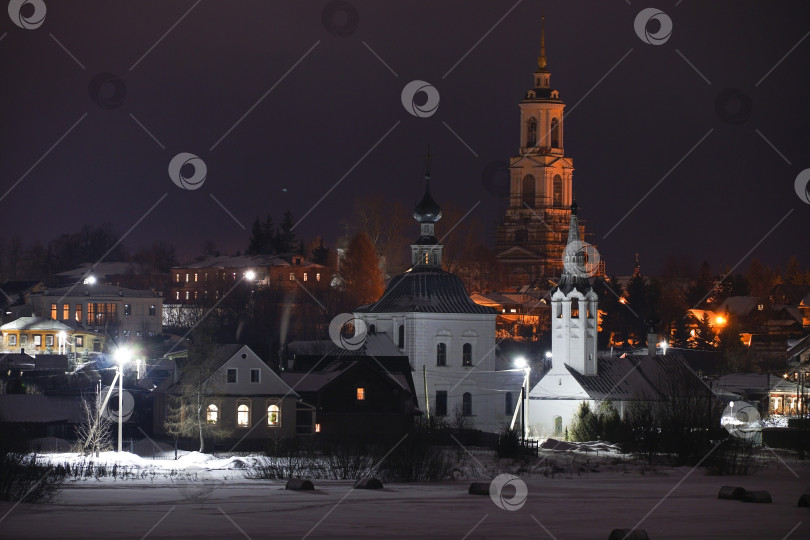 Скачать Золотое Кольцо России. Вид ночного, зимнего Суздаля с Предтеченской и Богоявленскими церквями и Преподобенской колокольней на заднем плане. фотосток Ozero