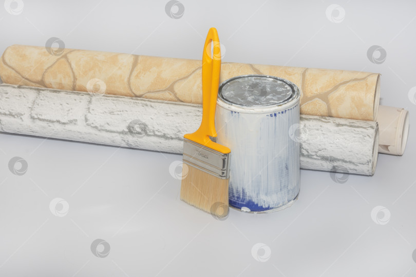 Скачать Обои с геометрическими рисунками, баллончик с краской и кисть на белом фоне. Концепция ремонта дома или квартиры фотосток Ozero