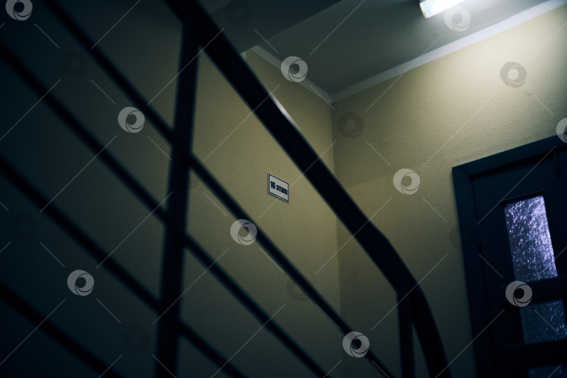 Скачать Табличка 16 этаж на лестнице в подъезде фотосток Ozero