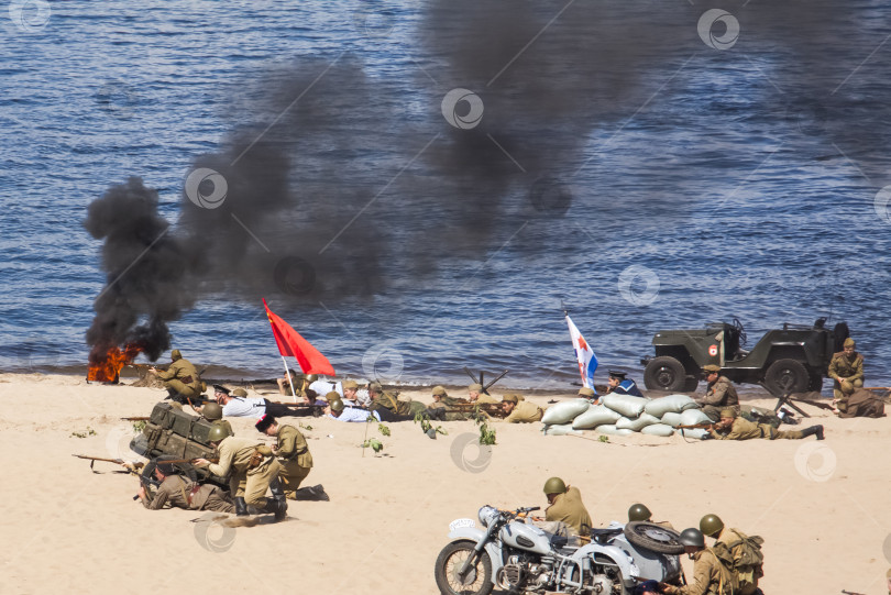 Скачать Самара, Россия, 2016-07-31, Праздник Военно-морского флота. Показ военной техники в действии. Реконструкция боевых действий на реке Волга. фотосток Ozero