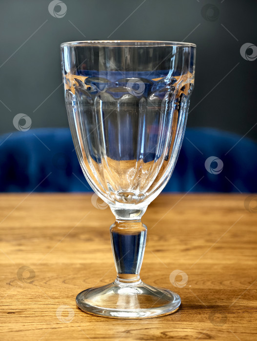 Скачать Пустой стакан крупным планом. Темный интерьер. фотосток Ozero