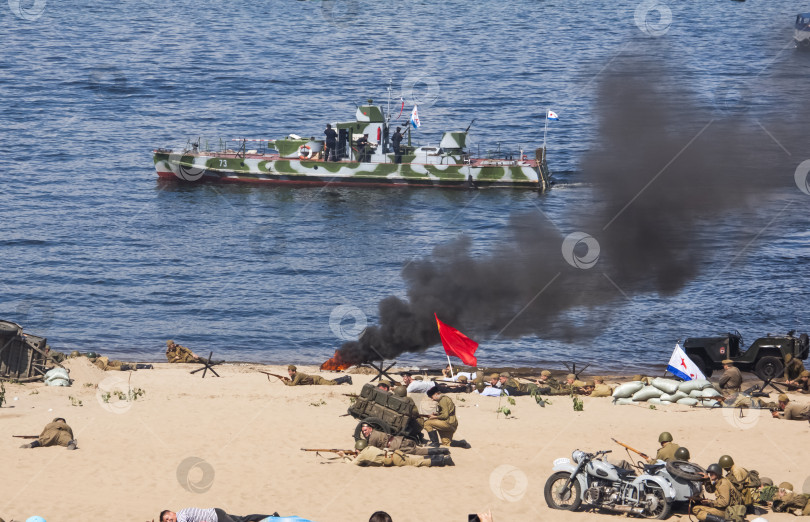 Скачать Самара, Россия, 2016-07-31, Праздник Военно-морского флота. Показ военной техники в действии. Реконструкция боевых действий на реке Волга. фотосток Ozero