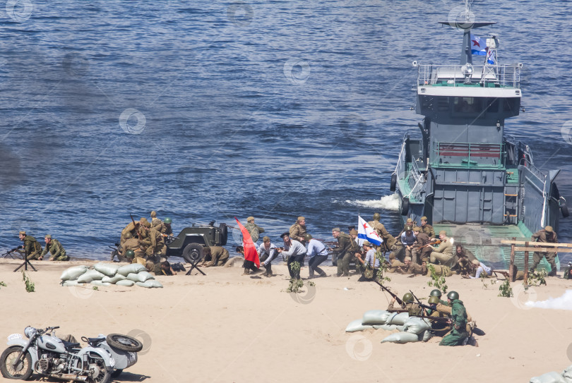 Скачать Самара, Россия, 2016-07-31, Праздник Военно-морского флота. Показ военной техники в действии. Реконструкция боевых действий на реке Волга. фотосток Ozero