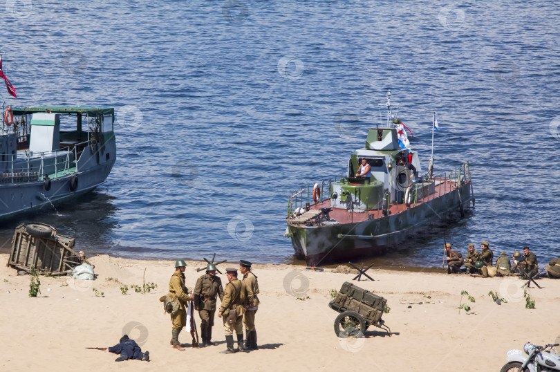 Скачать Самара, Россия, 2016-07-31, Праздник Военно-морского флота. Показ военной техники в действии. Реконструкция боевых действий на реке Волга. фотосток Ozero