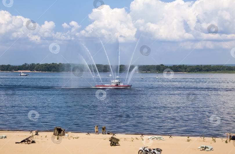 Скачать Самара, Россия, 2016-07-31, Праздник Военно-морского флота. Показ военной техники в действии. Реконструкция боевых действий на реке Волга. фотосток Ozero