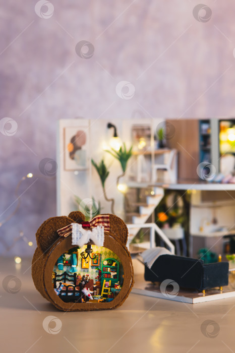 Скачать Крошечная комнатка-бокс на фоне кукольного домика с подсветкой, вид по вертикали фотосток Ozero