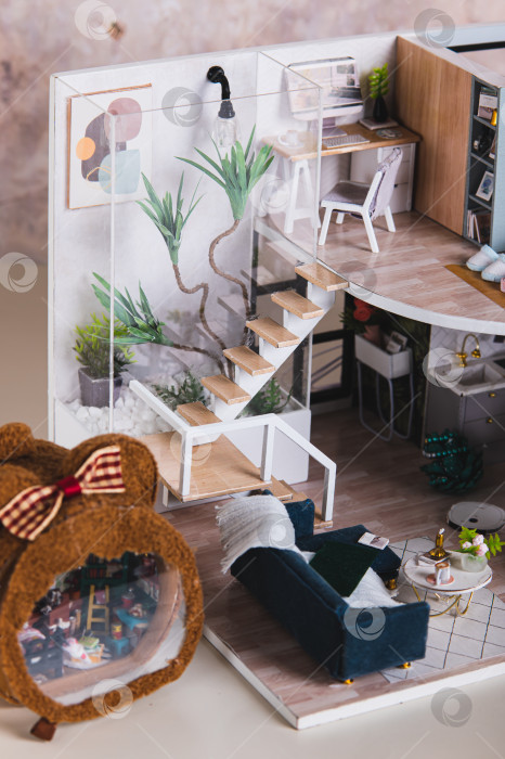 Скачать Вертикальный вид лестницы на второй этаж кукольного домика крупным планом фотосток Ozero