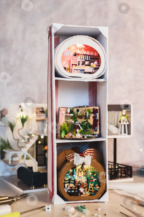 Скачать Три крошечных комнатных ящика на вертикальной полке фотосток Ozero