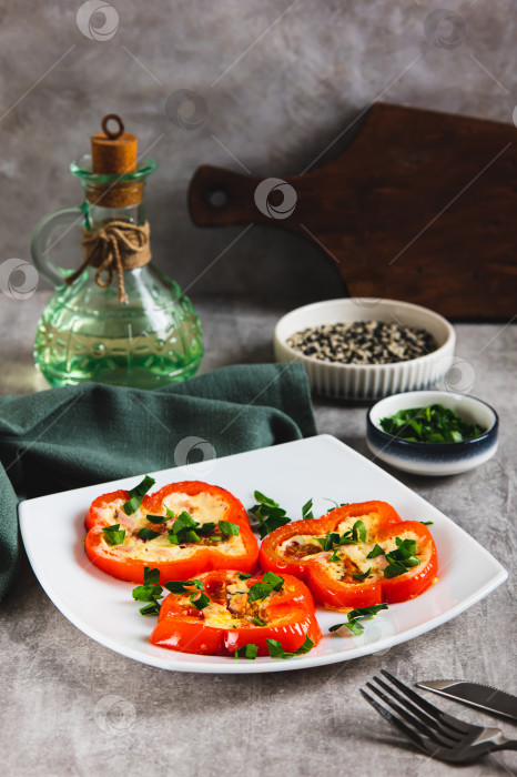 Скачать Обжаренные кольца красного болгарского перца с омлетом и зеленью на тарелке на столе, вид сверху фотосток Ozero