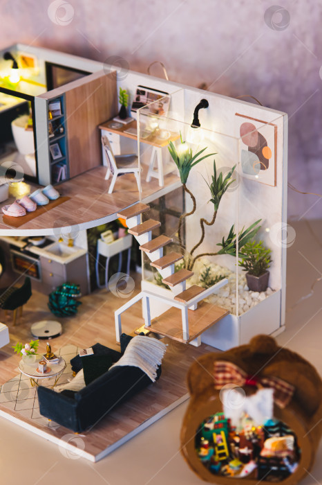 Скачать Гостиная, лестница в крошечном домике и миниатюрная шкатулка на столе, вид сверху фотосток Ozero