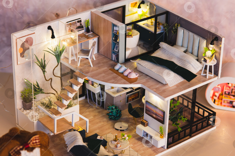 Скачать Крошечный двухэтажный шкаф-купе с подсветкой на столе фотосток Ozero